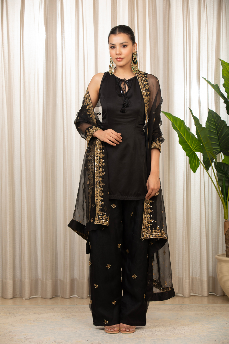 Siyah Embroidered Salwaar Set