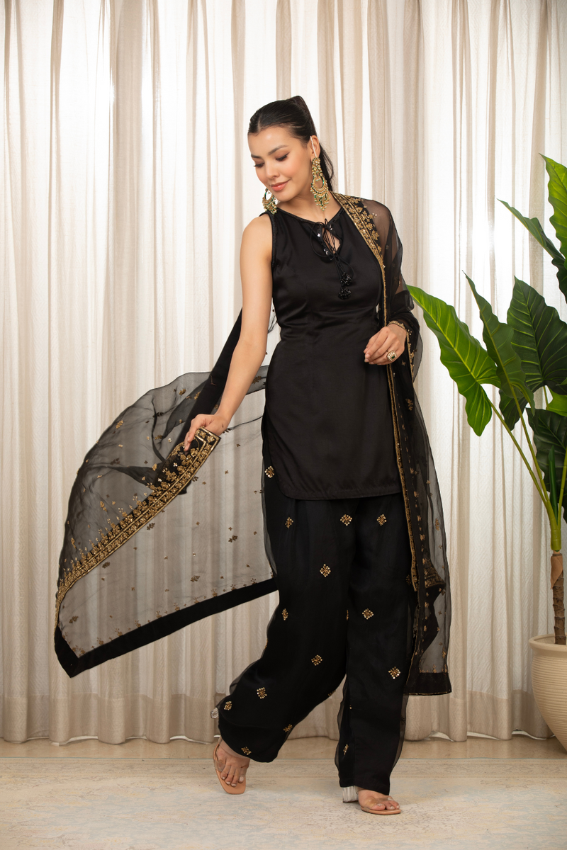 Siyah Embroidered Salwaar Set