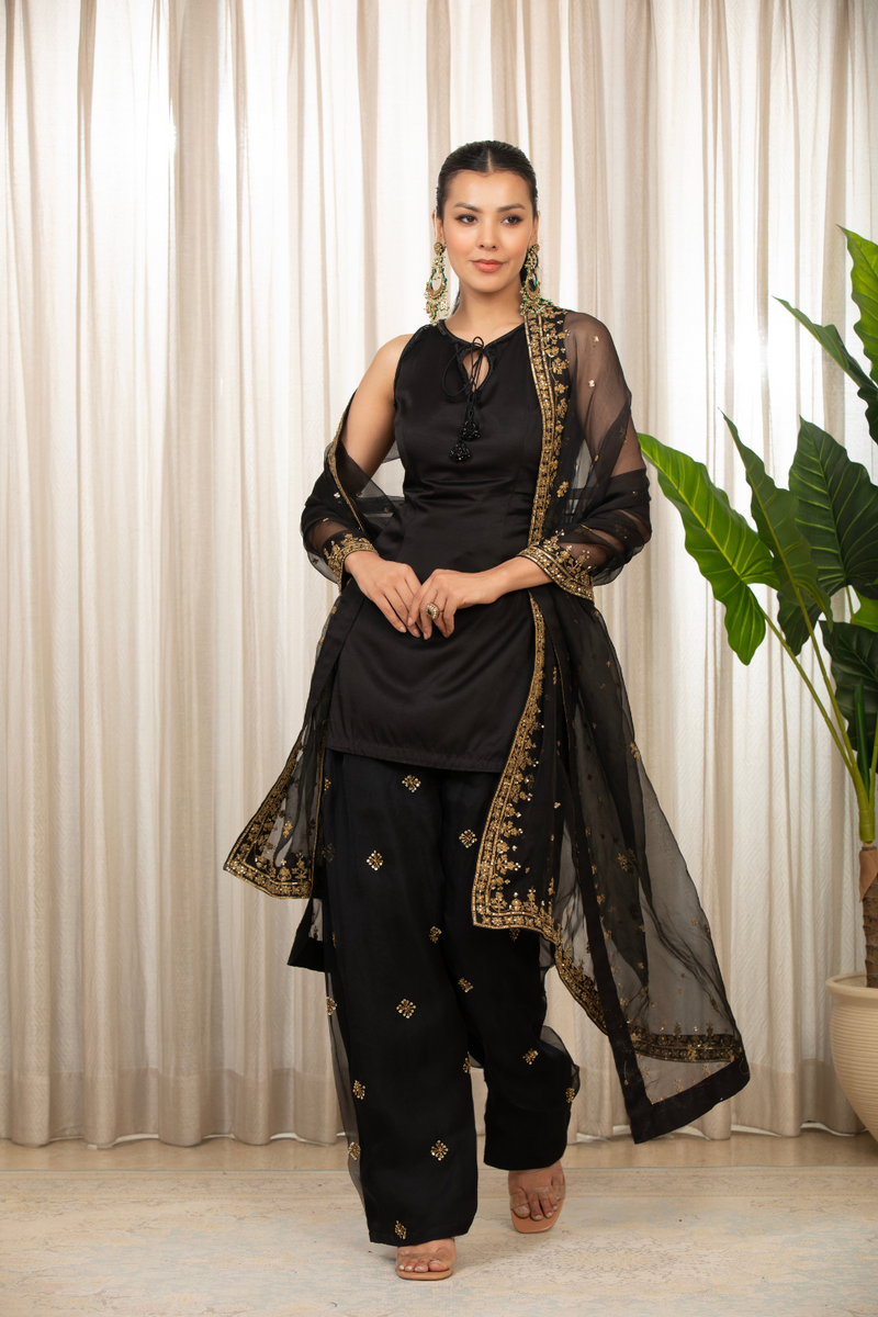 Siyah Embroidered Salwaar Set