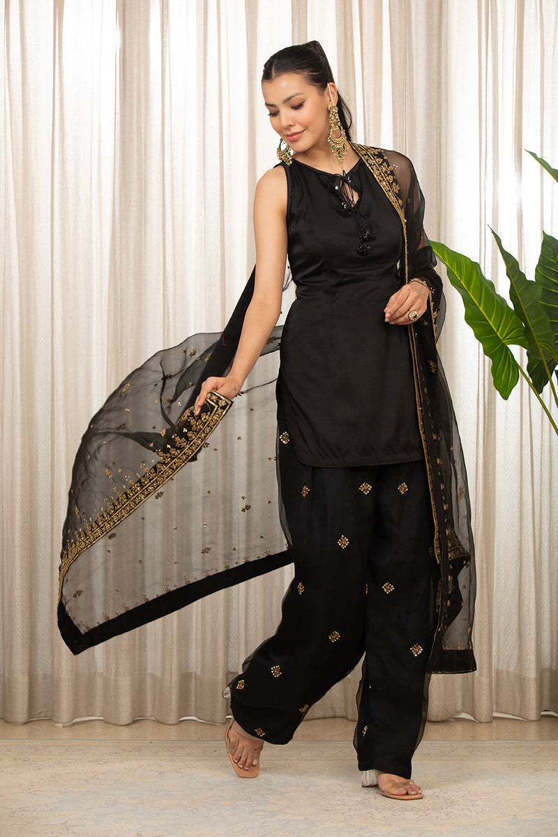 Siyah Embroidered Salwaar Set