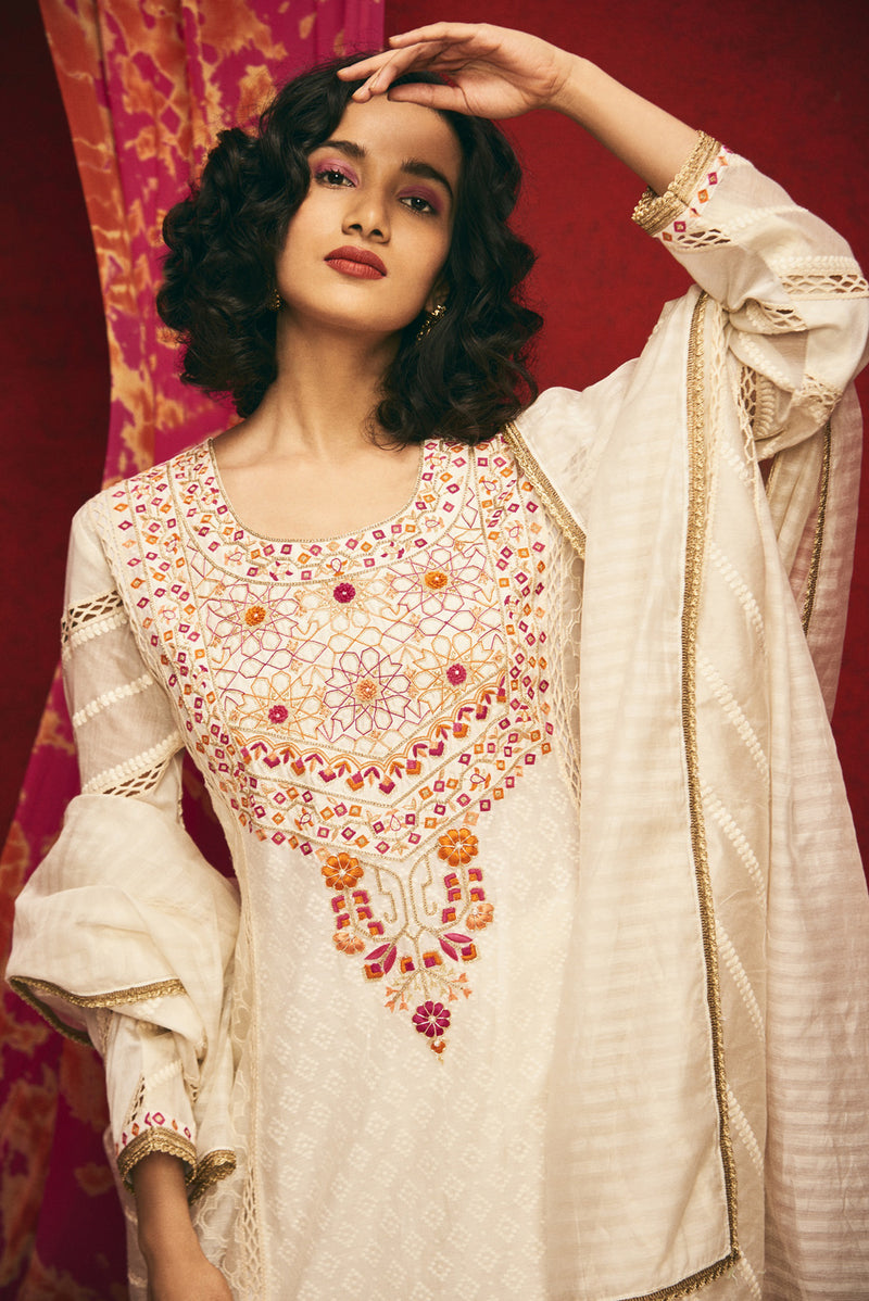 Beige Embroidered Kurta Se