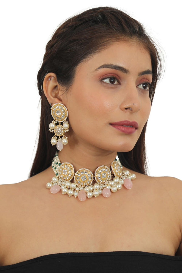 NECKLACE IN 22KT GOLD PLATING STUDDED WITH WHITE JADTAR STONES AND BEADED IN PASTEL PINK AND WHITE BEADS