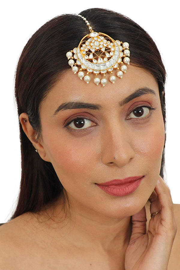 TIKKA STUDDED WITH WHITE JADTAR STONES AND BEADED WITH PEARLS