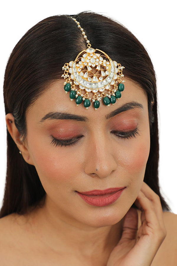 TIKKA STUDDED WITH WHITE JADTAR STONES AND BEADED WITH EMERALD DROPS