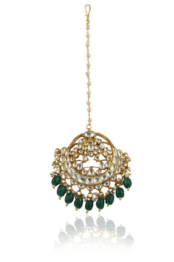 TIKKA STUDDED WITH WHITE JADTAR STONES AND BEADED WITH EMERALD DROPS