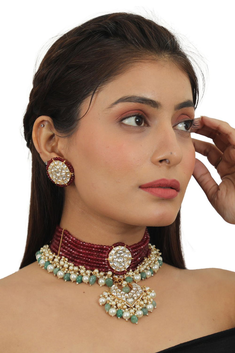 A 22KT GOLD PLATED CHOKER NECKLACE SET BEADED IN MAROON