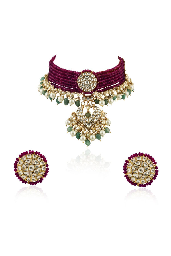 A 22KT GOLD PLATED CHOKER NECKLACE SET BEADED IN MAROON