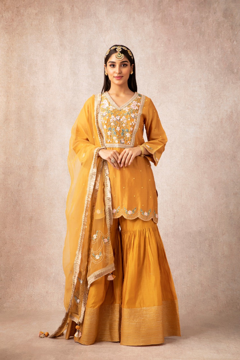 SHORT SCALLOPED KURTA SET